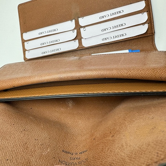 Authentic International Wallet - Picture 7 of 11